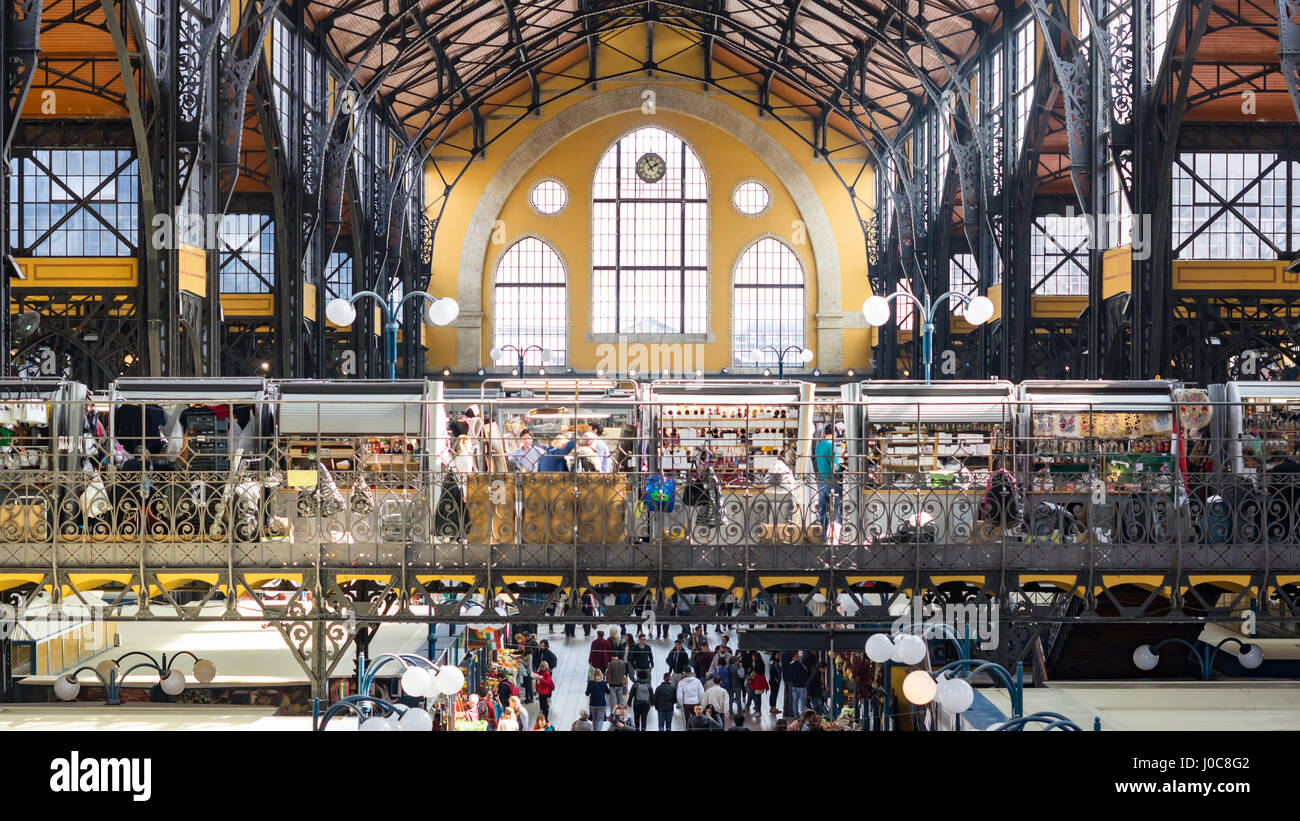 BUDAPEST, HONGRIE, le 25 mars 2017 - Marché Central Hall, le plus grand et le plus ancien marché dans Budapest, les gens de shopping dans l'arrière-plan. Banque D'Images BUDAPEST, HONGRIE, le 25 mars 2017 - Marché Central Hall, le plus grand et le plus ancien marché dans Budapest, les gens de shopping dans l'arrière-plan. Banque D'Images