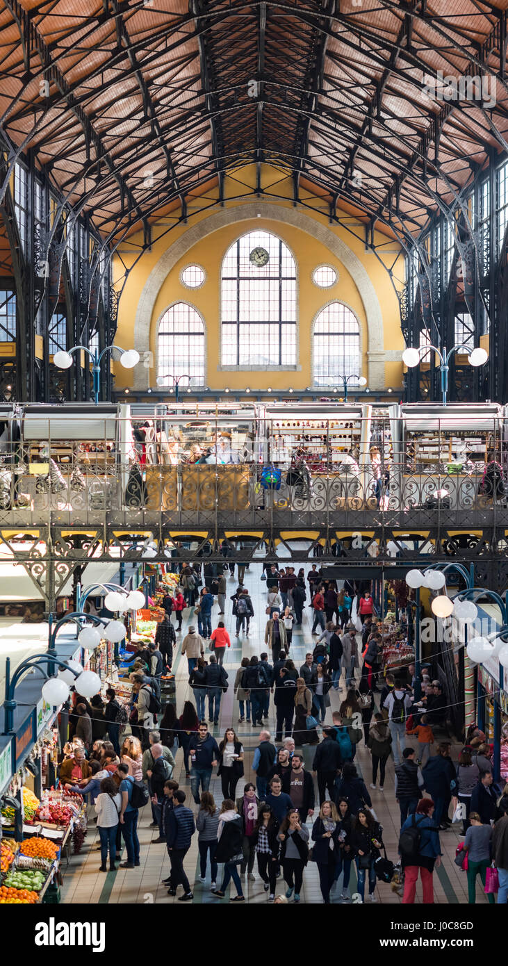 BUDAPEST, HONGRIE, le 25 mars 2017 - Marché Central Hall, le plus grand et le plus ancien marché dans Budapest, les gens de shopping dans l'arrière-plan. Banque D'Images BUDAPEST, HONGRIE, le 25 mars 2017 - Marché Central Hall, le plus grand et le plus ancien marché dans Budapest, les gens de shopping dans l'arrière-plan. Banque D'Images