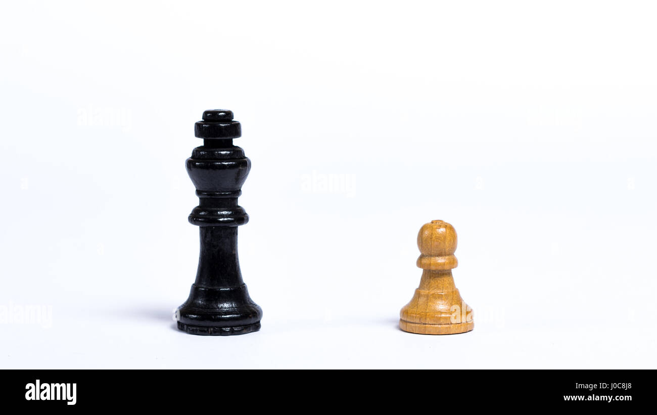 Pièces des échecs en face de fond blanc - concept de la bravoure Banque D'Images