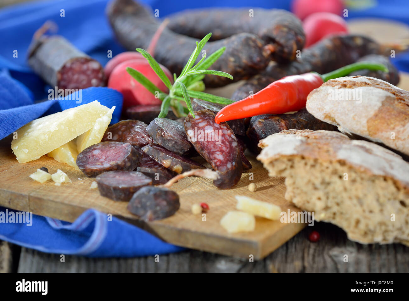 Collation Tyrolienne du sud avec les saucisses, fromage typique de montagne et le pain local appelé vinschgerl Banque D'Images