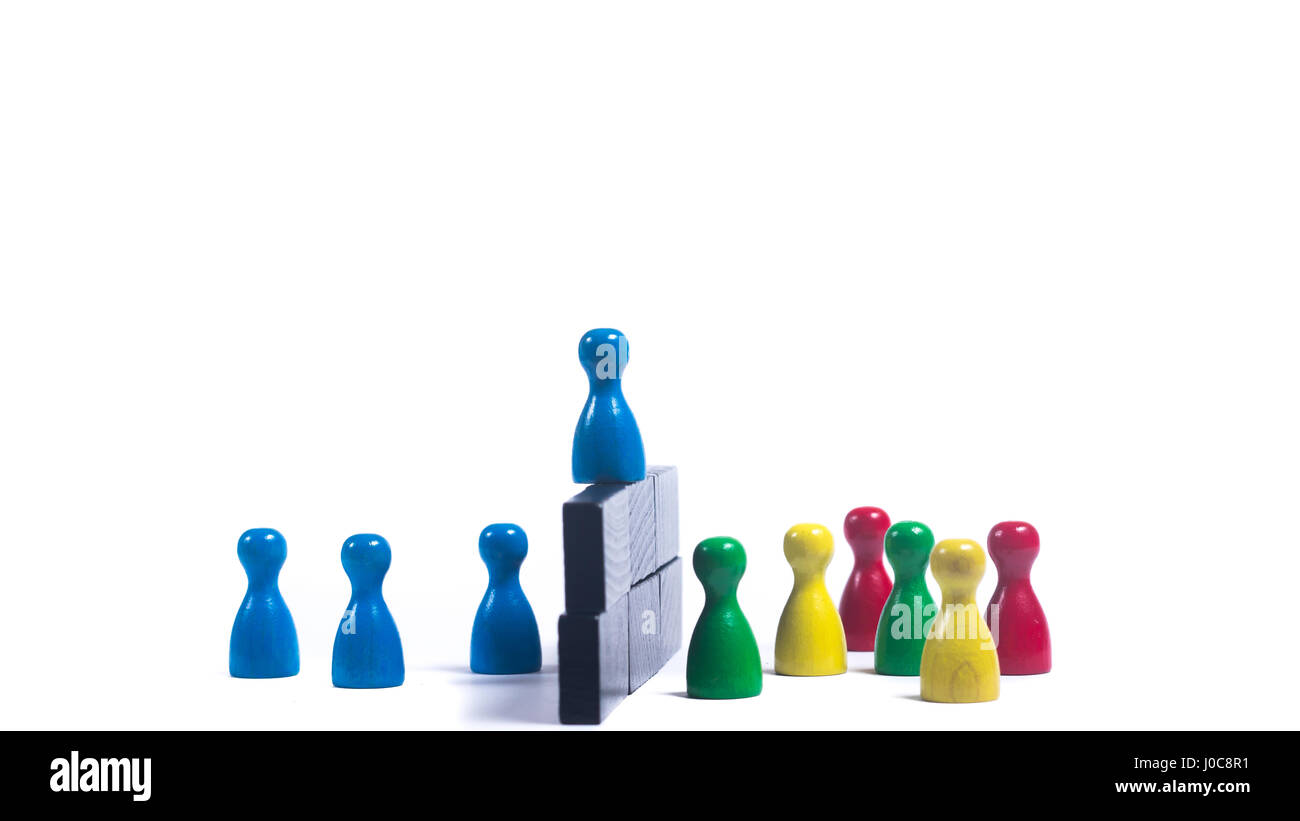 La figure - au dessus du mur - quelqu'un tente d'abattre le mur de séparation Banque D'Images