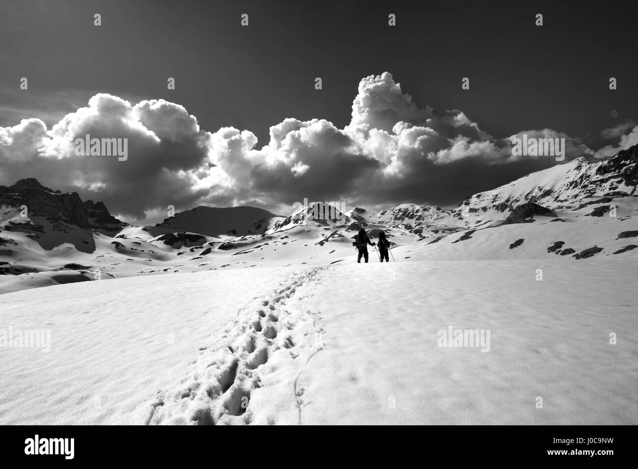 Vue en noir et blanc sur la neige par les randonneurs du plateau. La Turquie, Monts Taurus centrale, Aladaglar (Anti-Taurus), du plateau (Edigel Ije Goller) Banque D'Images