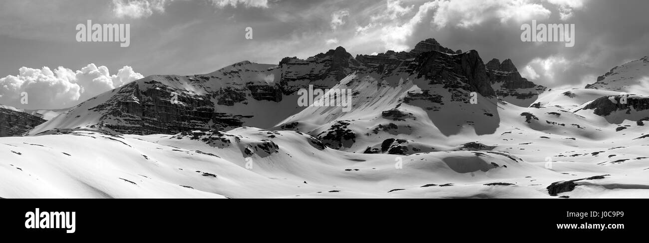 Panorama noir et blanc des montagnes enneigées. La Turquie, Monts Taurus centrale, Aladaglar (Anti-Taurus), du plateau (Edigel Ije Goller) Banque D'Images
