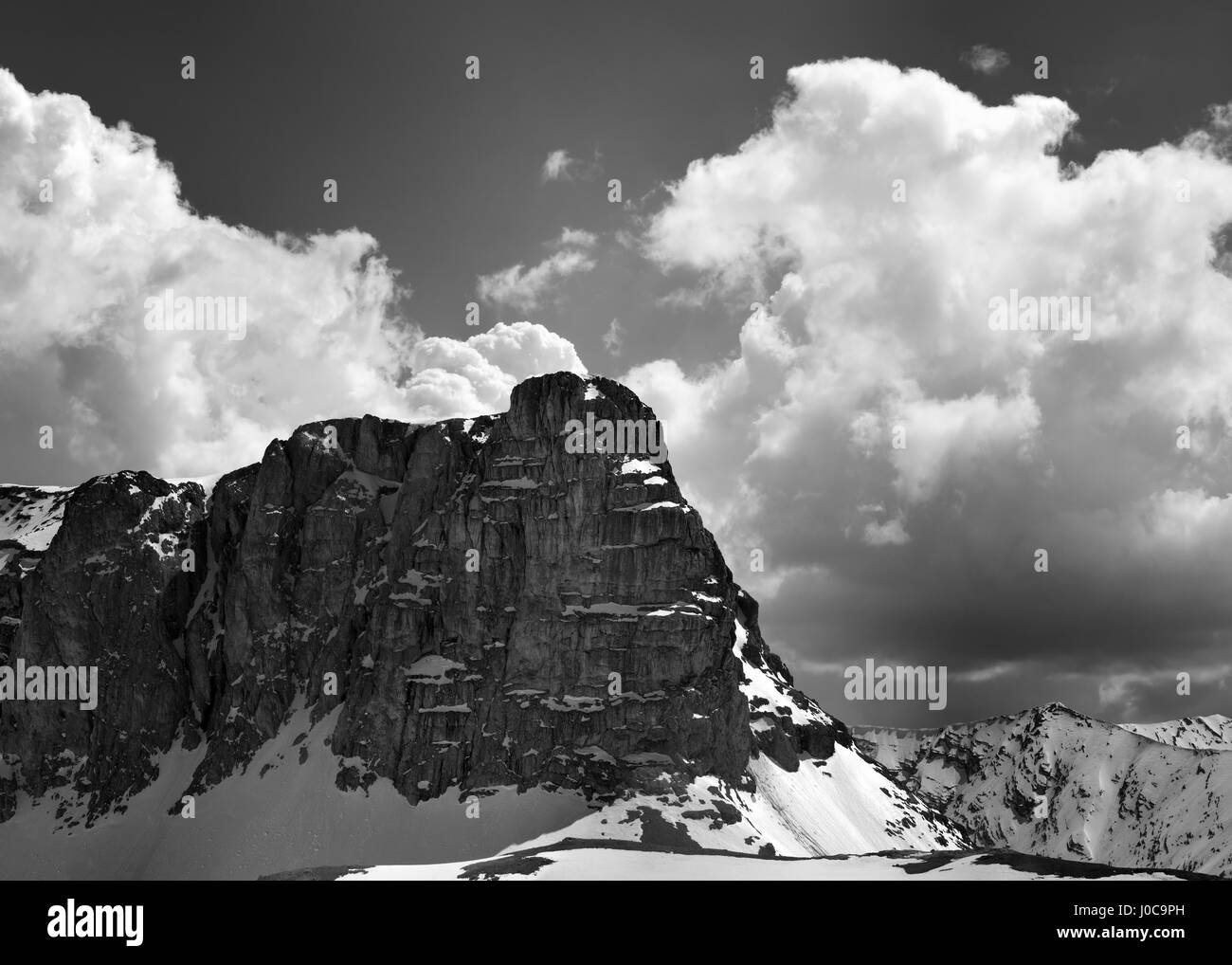 Le noir et blanc vue sur les roches de Neige et ciel avec nuages dans belle journée de printemps. La Turquie, centrale des montagnes du Taurus, Taurus Aladaglar (anti), du plateau Edigel Banque D'Images