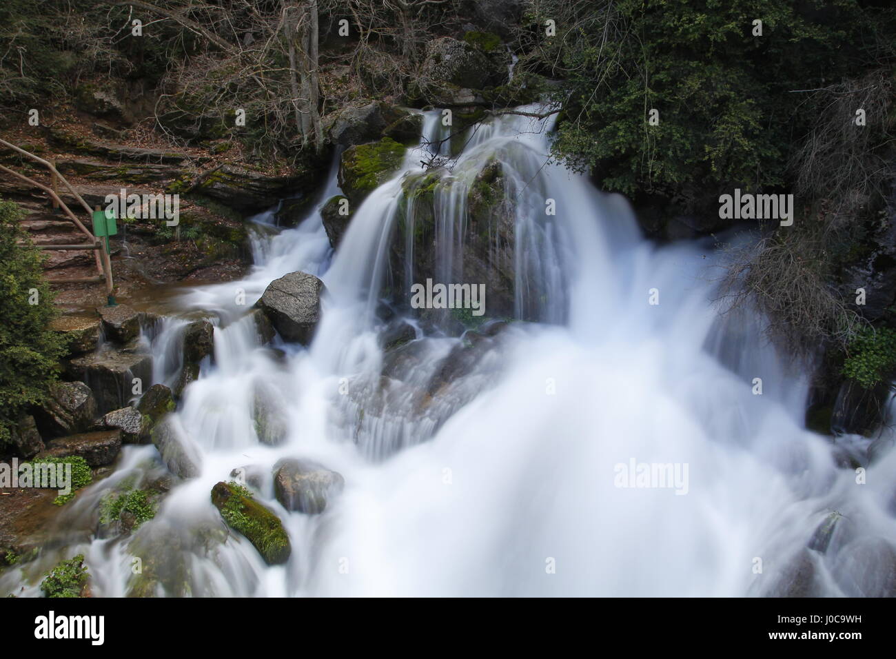 L'origine de la rivière Llobregat, avec de l'eau découlant de la roche Banque D'Images