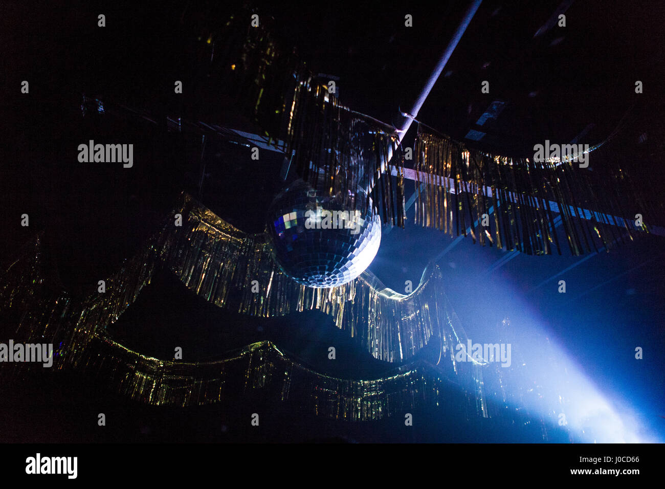 Boule disco au plafond suspendu de discothèque Banque D'Images