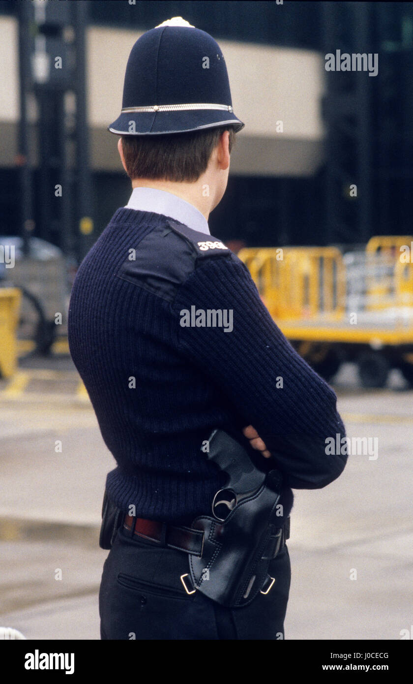 Agent de police armés portant des armes d'étui à l'aéroport de Birmingham Uk 1987 Banque D'Images