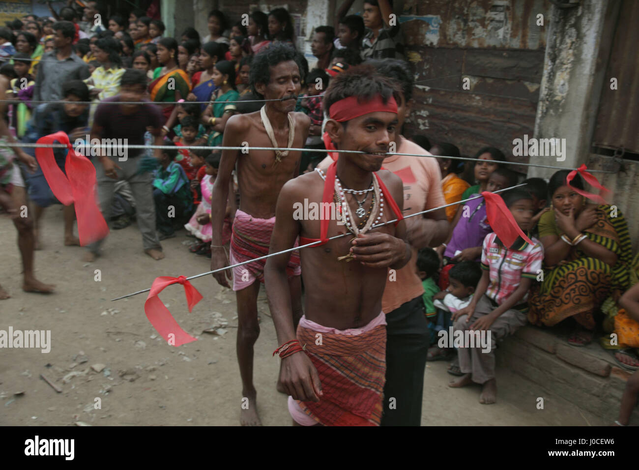 Les dévots ont percé la joue, l'homme a percé les ongles, festival Gajan, festival Shivagajan, festival hindou, Bengale occidental, Inde, Asie, festivals indiens, festivals asiatiques Banque D'Images Les dévots ont percé la joue, l'homme a percé les ongles, festival Gajan, festival Shivagajan, festival hindou, Bengale occidental, Inde, Asie, festivals indiens, festivals asiatiques Banque D'Images