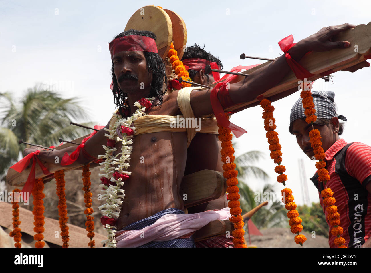 Dévot cloué à la croix, clous percés par l'homme, festival Gajan, festival Shivagajan, festival hindou, Bengale occidental, Inde, Asie, festivals indiens, festivals asiatiques Banque D'Images Dévot cloué à la croix, clous percés par l'homme, festival Gajan, festival Shivagajan, festival hindou, Bengale occidental, Inde, Asie, festivals indiens, festivals asiatiques Banque D'Images