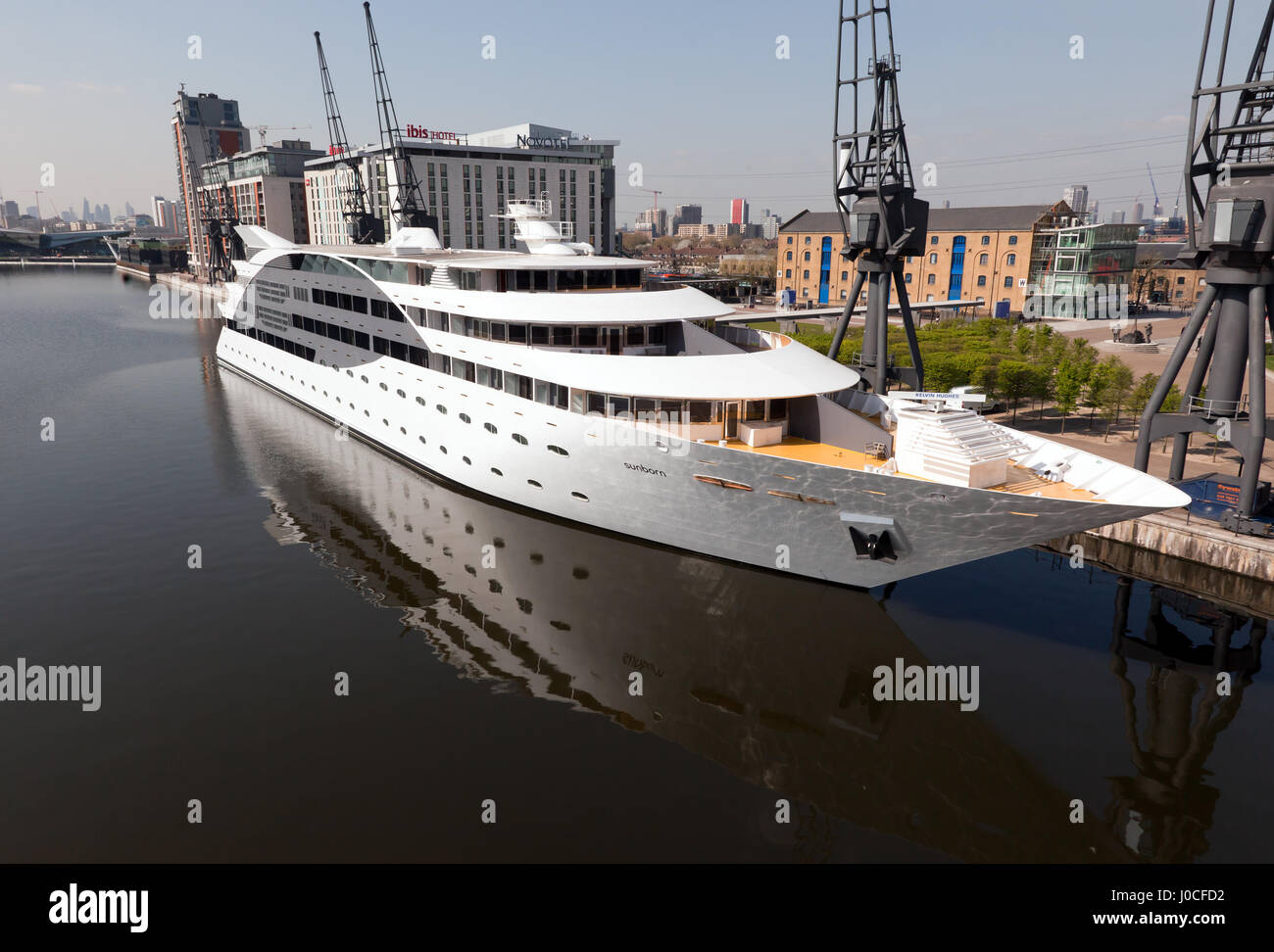 Vue aérienne de 'l'Sunbourn' un Super-Yacht hôtel flottant, amarré au Royal Victoria Dock, Newham, London. Banque D'Images