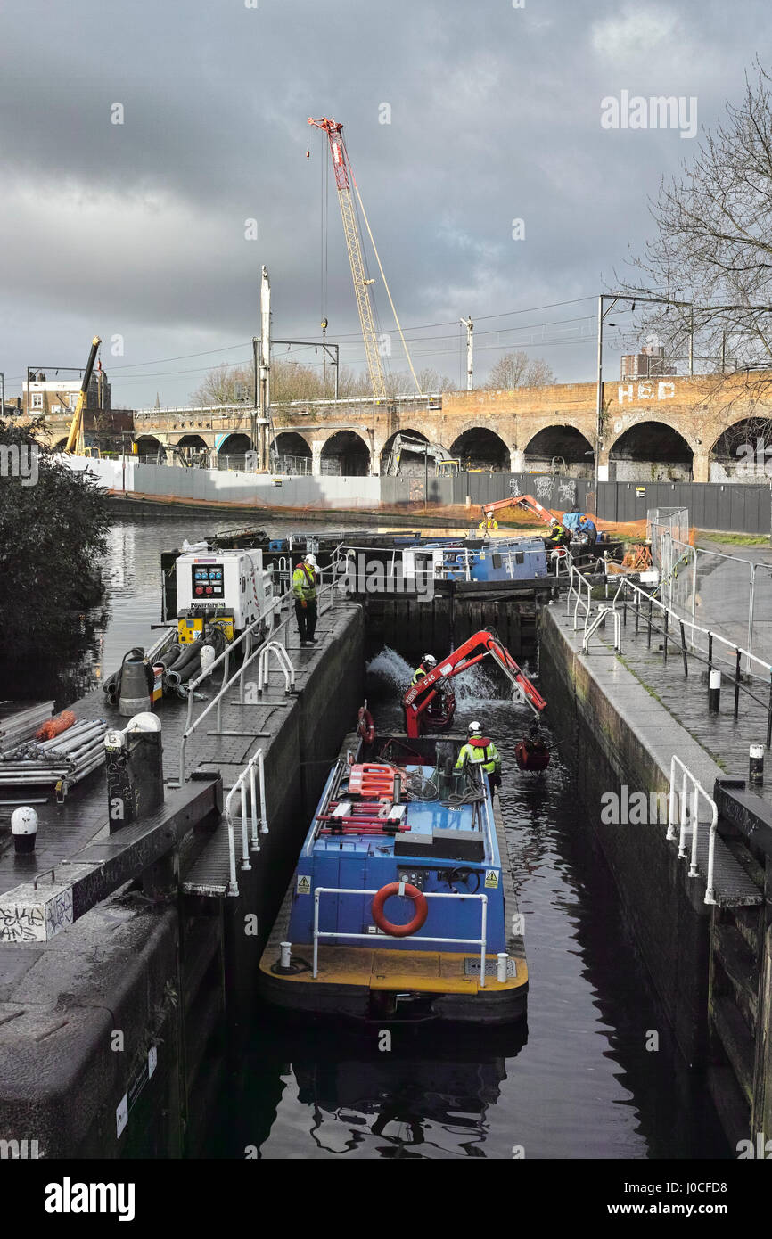 Les travaux sur la rénovation de Hawley Lock attenant à la construction de Camden Lock Village par MACE group au nom de Labtech à Camden Town Banque D'Images