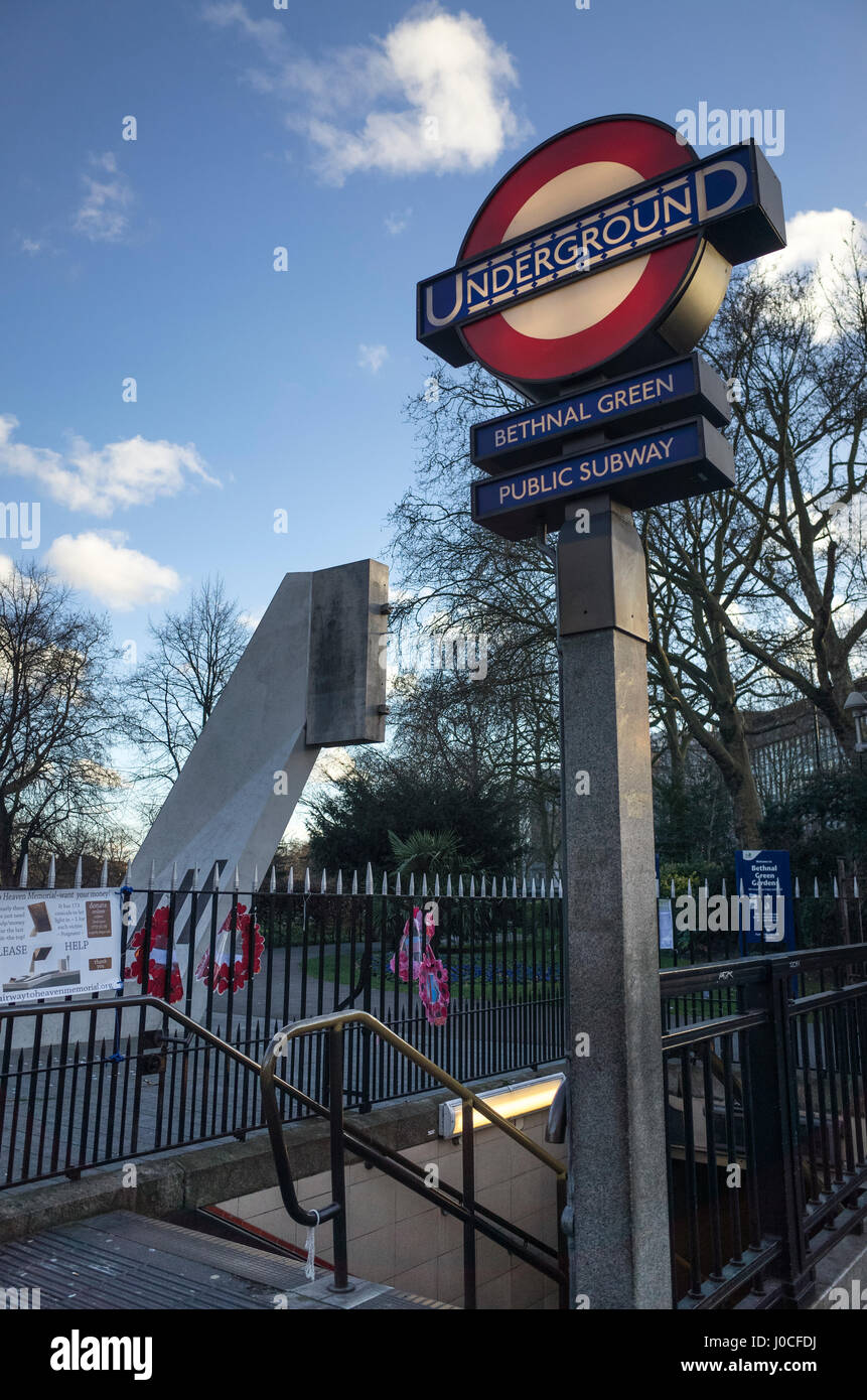 Station de métro Bethnal Green avec le mémorial aux victimes du Bethnal Green tube Disater, le 3 mars 1943 en arrière-plan Banque D'Images