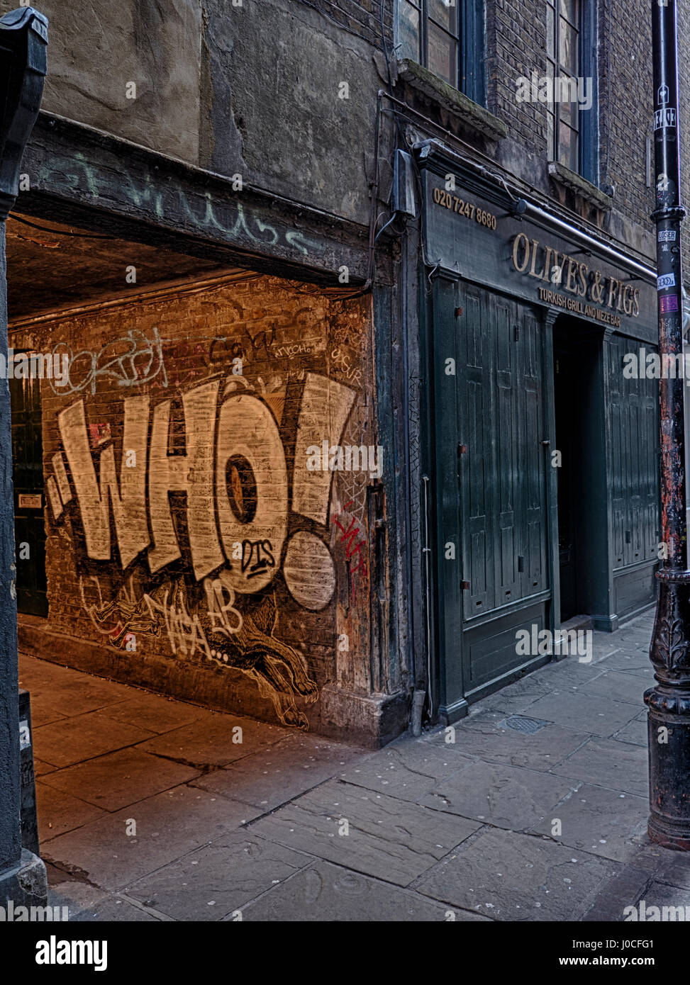 Des graffitis sur un mur dans le passage de l'Artillerie dans la région de Spitalfields à Londres juste en dehors de la ville au bord de l'East End Banque D'Images