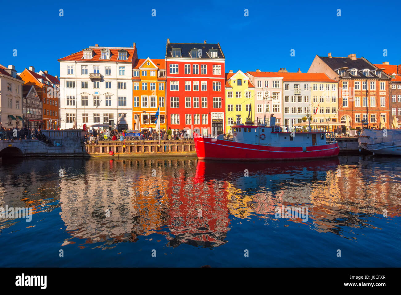 Copenhague, Danemark - Mars 11, 2017 : quartier de Nyhavn de Copenhague. Nyhavn a été construit par le roi Christian V de 1670 à 1673, creusé par prisone suédois Banque D'Images