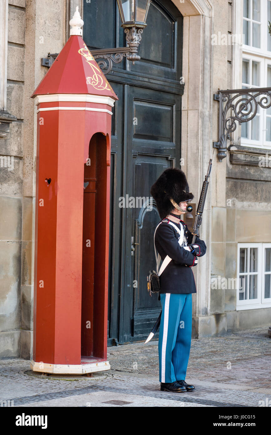 Copenhague, Danemark - 11 mars 2017 : Palais d'Amalienborg, Copenhague. La vie Royal Guards (en danois : Den b comme Livgarde), régiment d'infanterie de Danemark Banque D'Images