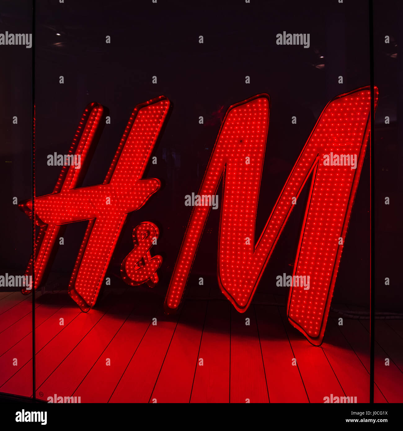 Malmö, Suède - mars 08, 2017 : H&M logo dans la fenêtre de magasin à Malmo's Emporia Shopping Centre, le plus grand centre commercial de Scandinavie. Banque D'Images