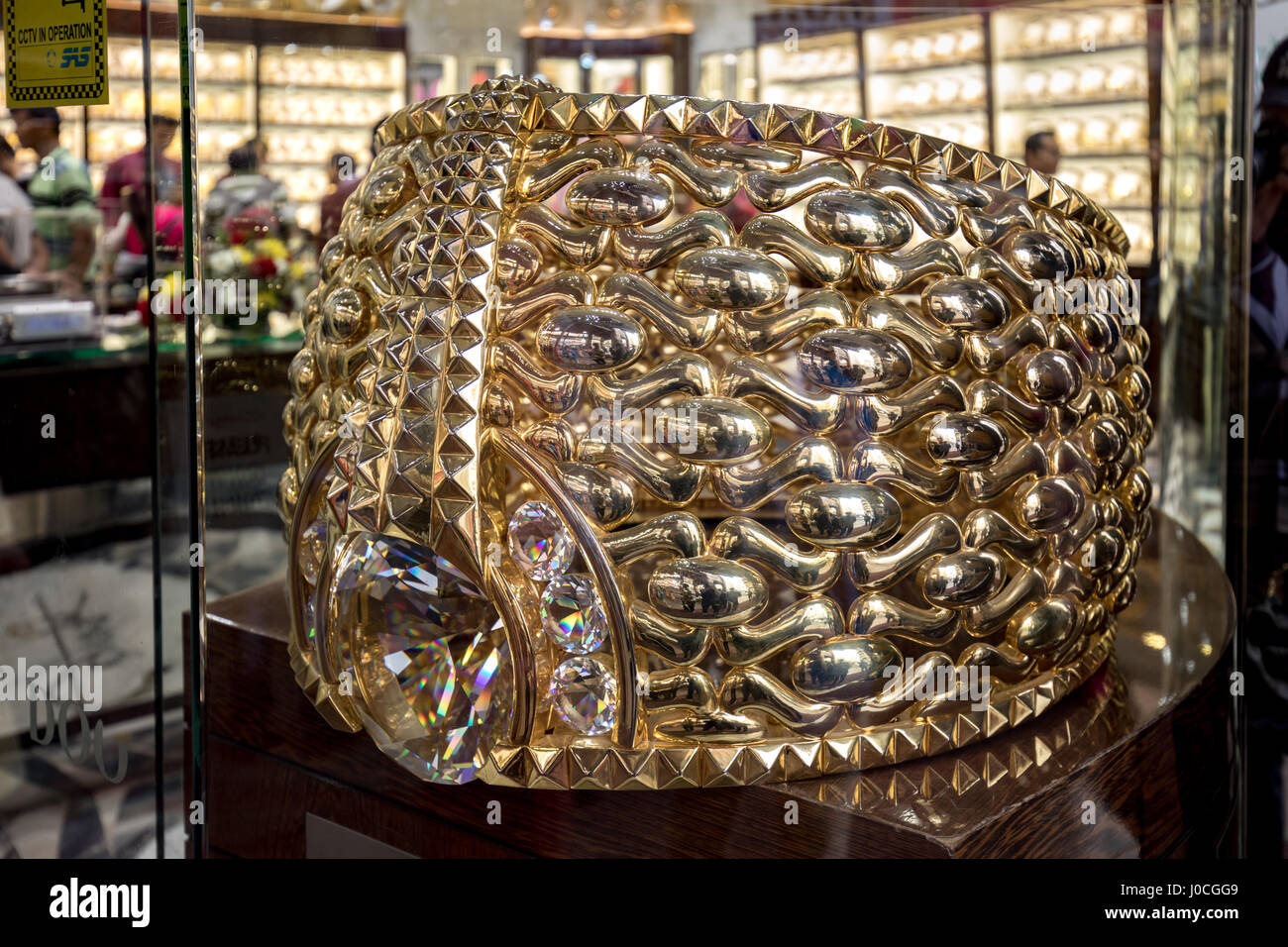 Le Taiba Najmat ou Star de Taiba, la plus grande bague en or. Banque D'Images