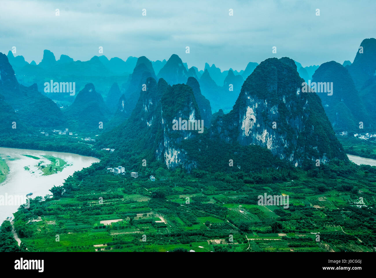 Paysage de montagnes karstiques dans la brume, Guilin, Chine. Banque D'Images