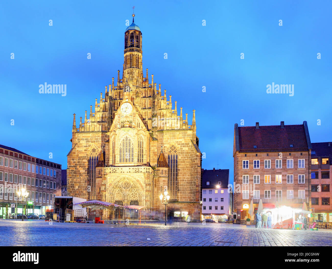 La cathédrale de Nuremberg, dans la Hauptmarkt Frauenkirche avec arc-en-ciel, Bavière, Allemagne Banque D'Images