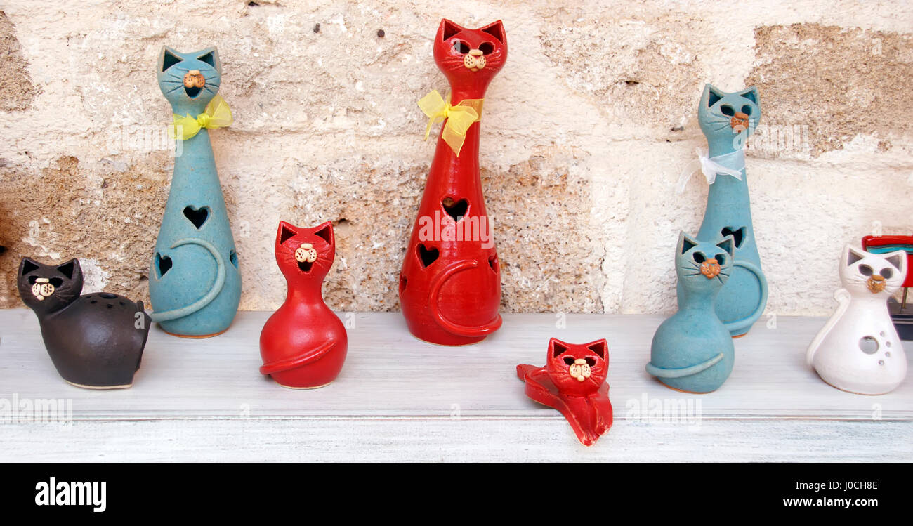 Groupe de chats en céramique de couleurs Banque D'Images