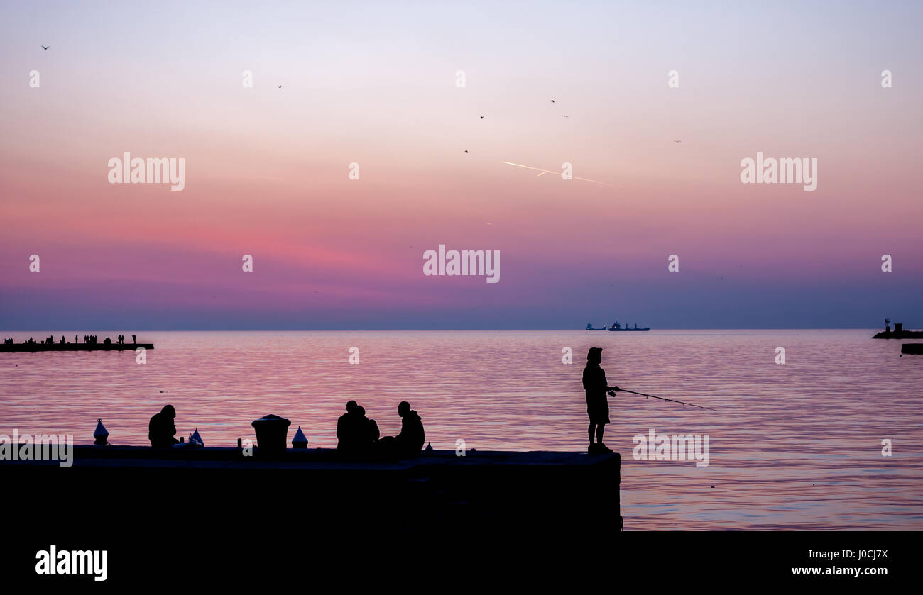 Coucher de soleil dans le port de Trieste sur la jetée des pêcheurs Banque D'Images