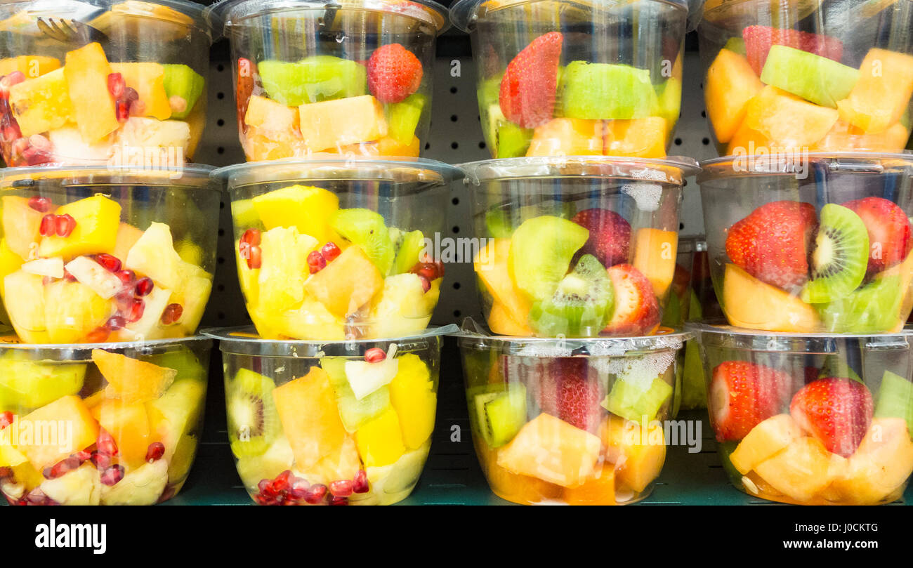 Supermarché Tesco UK. Fruits frais coupés dans des contenants en plastique. Banque D'Images