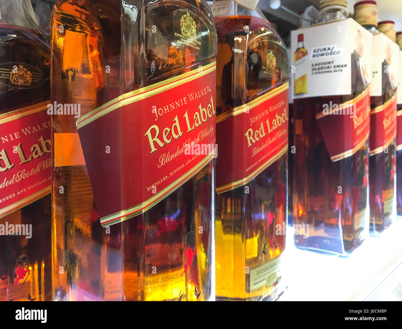Nowy Sacz, Pologne - 16 Avril 2017 : bouteilles de Scotch whisky Johnnie Walker sur les tablettes des magasins à vendre à l'hypermarché Tesco. Banque D'Images