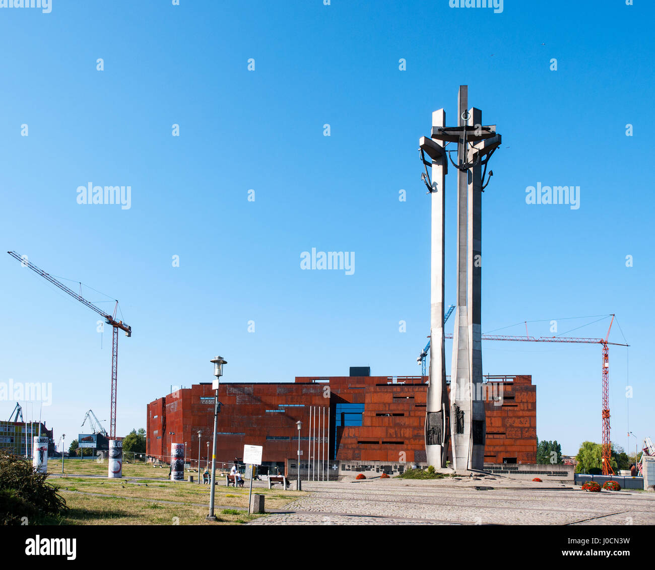 GDANSK, Pologne - 10 juillet 2014 : Centre de la solidarité européenne (ESC) et Monument de la solidarité à Gdansk, Pologne, commémorant les morts shipyard worke Banque D'Images