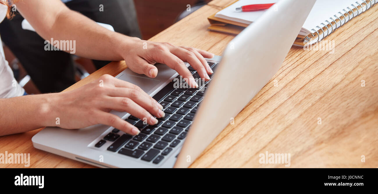 Programmateur avec ordinateur portable tapant et de travail Banque D'Images