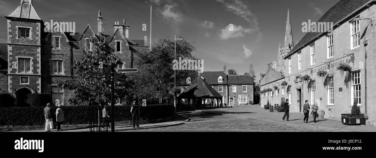 Le sol en bois Buttercross, bâtiment du bureau de poste, et tous les saints de l'église paroissiale, ville de marché de Oakham, Rutland Comté, Angleterre Banque D'Images