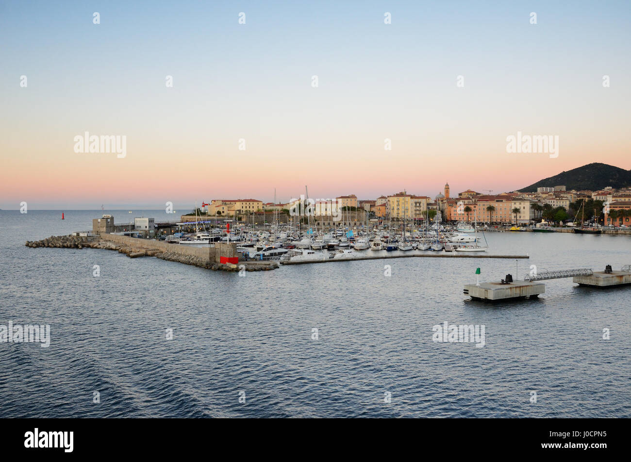 La plus grande colonie Corse Ajaccio est photographié lors de l'arrivée au port au lever du soleil. Banque D'Images