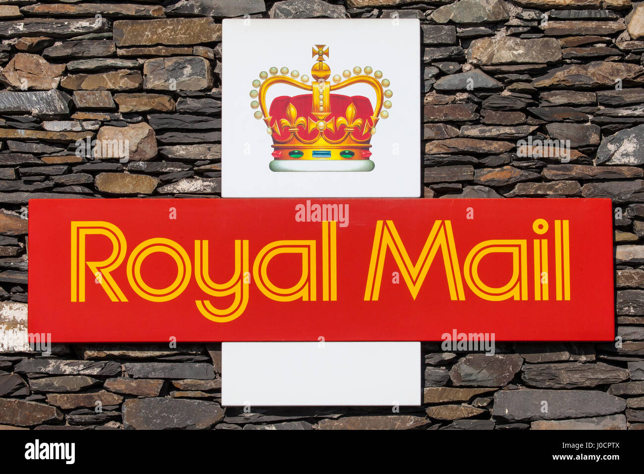 CUMBRIA, UK - 8 avril 2017 : Le symbole de Royal Mail sur un mur en pierre sèche dans la région de Cumbria, UK, le 8 avril 2017. Banque D'Images