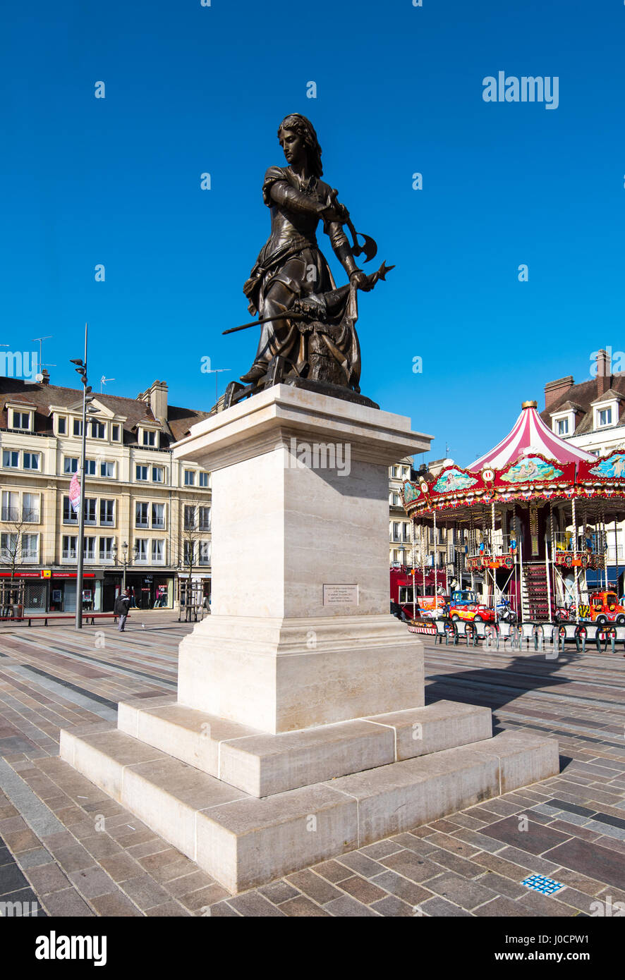 Statue de Joanne Fourquet à Beauvais, France. Elle était connue comme Joanne Hachette quand elle a contribué à empêcher l'caspture de la ville en 1456. Banque D'Images