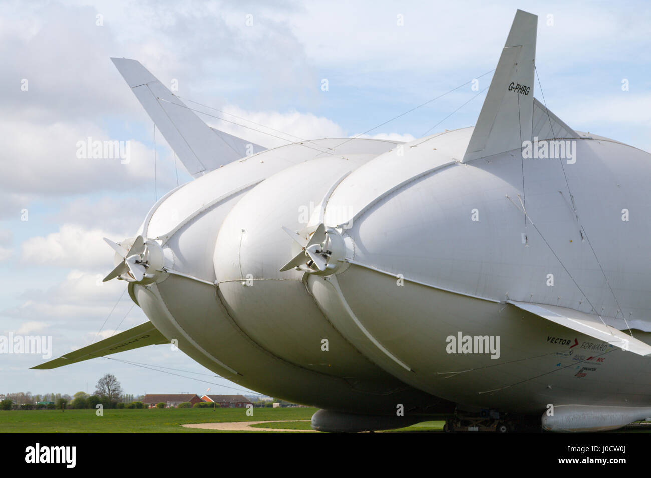 Cardington, Bedfordshire, Royaume-Uni. Apr 11, 2017. L'HYBRIDE Véhicules Air Airlander 10 est amarré à son nouveau mât d'amarrage (MMM), un véhicule à chenilles et mât d'amarrage, ce qui rend plus facile à contrôler et à "repousser" l'Airlander lorsqu'il manoeuvre autour de l'aérodrome. L'aéronef est due pour commencer c'est 2017 Programme d'essais en vol de ce mois. Un système d'atterrissage auxiliaire (ALS) a été ajouté qui permet à l'avion à atterrir en toute sécurité à une plus grande variété d'angles d'atterrissage. Crédit photo : Mick Flynn/Alamy Live News Banque D'Images