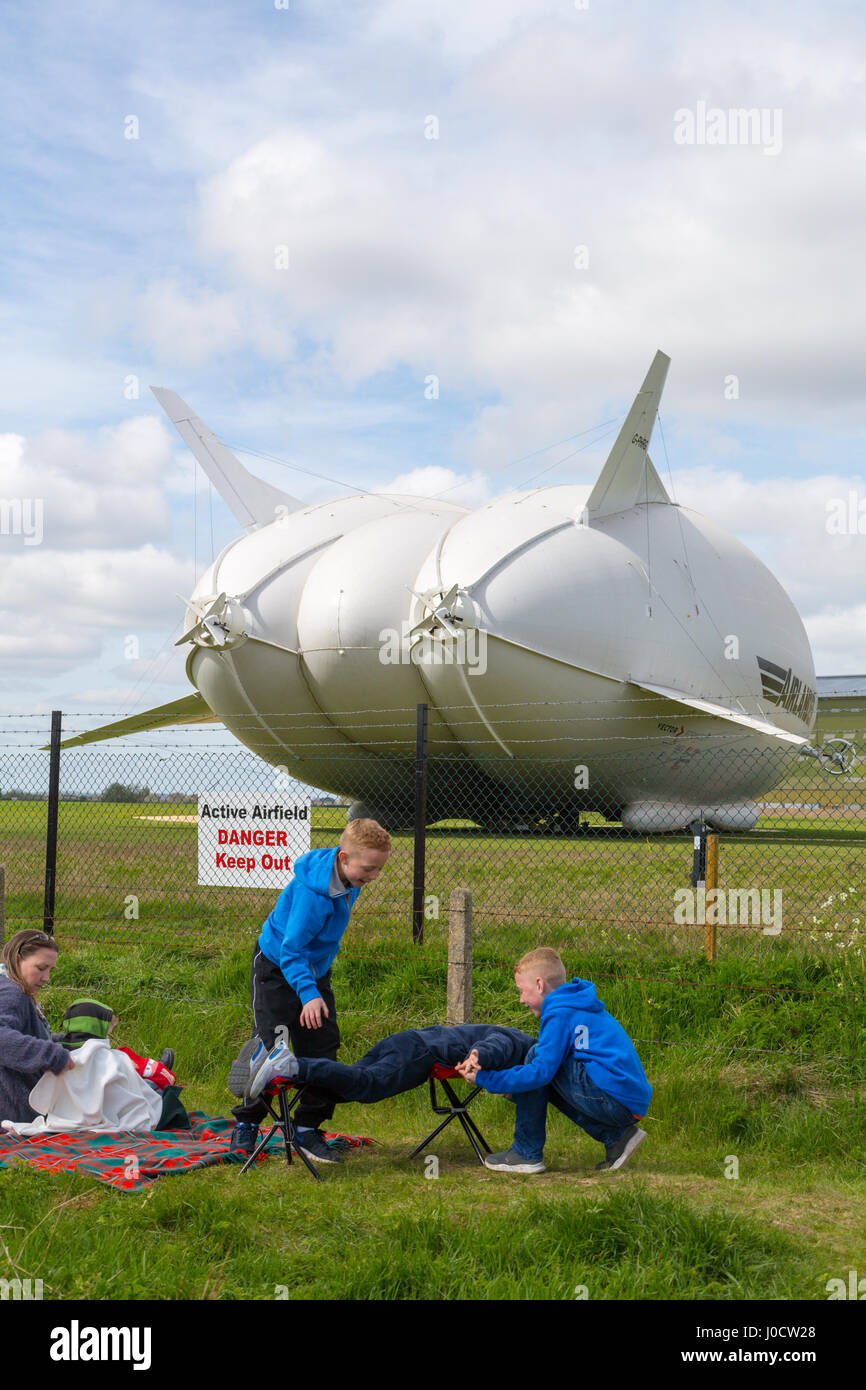 Cardington, Bedfordshire, Royaume-Uni. Apr 11, 2017. Regardez comme les spectateurs l'air Airlander 10 véhicules hybrides est mouillée au nouveau mât d'amarrage Mobile (MMM), un véhicule à chenilles et mât d'amarrage, ce qui rend plus facile à contrôler et à "repousser" l'Airlander lorsqu'il manoeuvre autour de l'aérodrome. L'aéronef est due pour commencer c'est 2017 Programme d'essais en vol de ce mois. Les spectateurs et les photographes attendre en prévision du premier vol. Crédit photo : Mick Flynn/Alamy Live News Banque D'Images