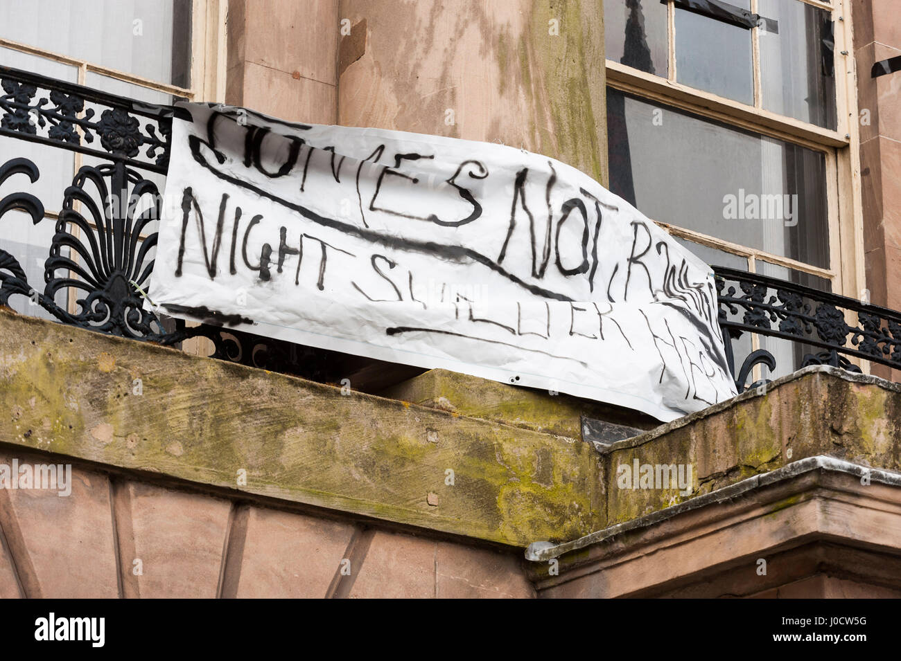 Birkenhead, UK. 11 avril 2017. Le port de masque de manifestants ont pris le contrôle de l'ex Barclays Bank à Hamilton Square, Birkenhead, pour protester contre la situation des sans-abri. Le groupe de protestation, se faisant appeler "l'amour a donné des activistes ce photographe accès exclusif à photographier leur protestation de l'intérieur de la propriété. Ils ont demandé à ne pas être nommé, mais semblait être la fourniture d'installations pour les personnes sans domicile dans le besoin, de leur mieux. Il n'y a aucune preuve de dommages criminels, et la manifestation a été pacifique. La police a assisté à la scène, mais aucune mesure n'a été prise pour le moment. © Banque D'Images