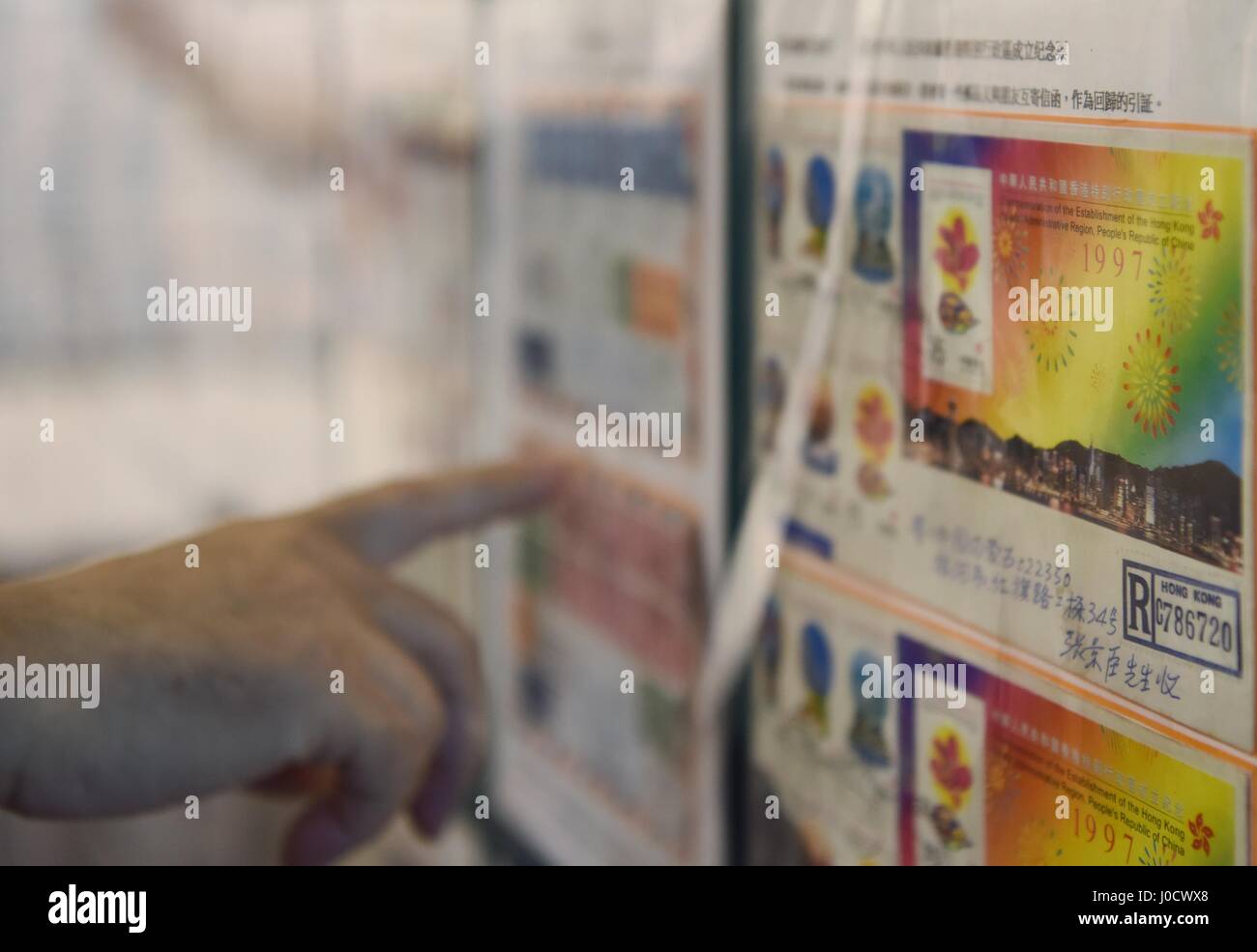 Hong Kong. Apr 11, 2017. Les gens regardent timbres émis en 1997 lors d'une exposition de timbres dans le sud de la Chine, Hong Kong, le 11 avril 2017. En commémoration du 20e anniversaire de la création de la Région administrative spéciale de Hong Kong, une exposition de timbres a été tenue du 11 au 13 avril ici. Credit : Wang Shen/Xinhua/Alamy Live News Banque D'Images