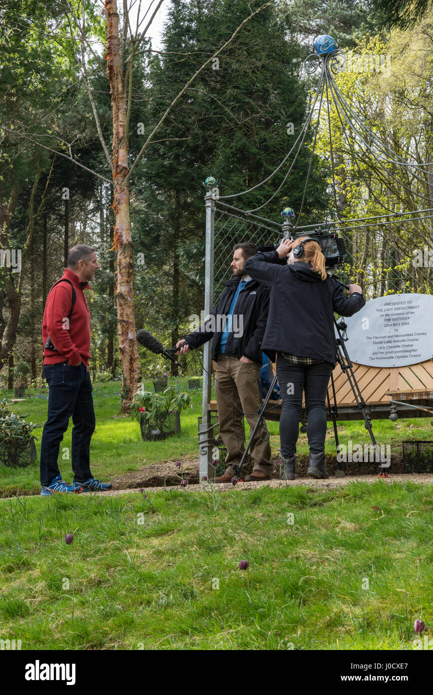 Tal-y-Cafn, au Pays de Galles. 11 avril 2017. Iolo Williams inteviewed pour TV à l'ouverture de la zone du bois du four de crédit : les jardins Bodnant Fotan/Alamy Live News Banque D'Images