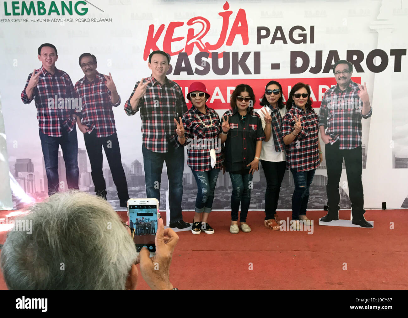 Jakarta, Indonésie. 3ème apr 2017. Un homme prend une photo de sympathisants du parti au pouvoir, le Gouverneur de Jakarta, Basuki Tjahaja Purnama, qui est en ce moment à l'élection à Jakarta, Indonésie, le 3 avril 2017. Photo : Christoph Sator/dpa/Alamy Live News Banque D'Images