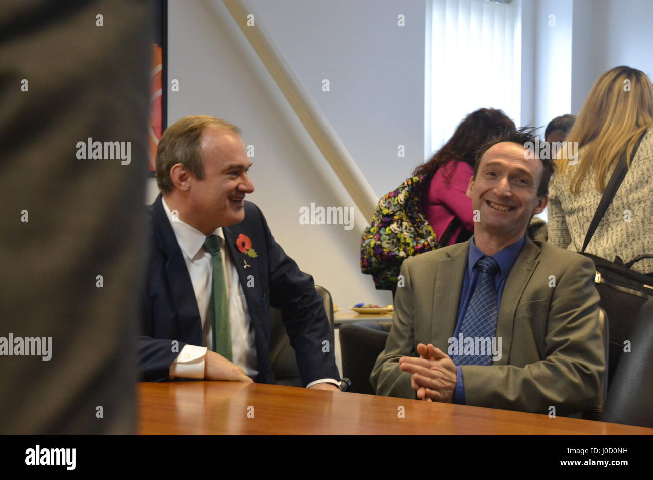 Ed Davey & John Leech visite d'un projet d'efficacité énergétique menés par les étudiants de Parrs Wood High School, Didsbury, Manchester. Banque D'Images