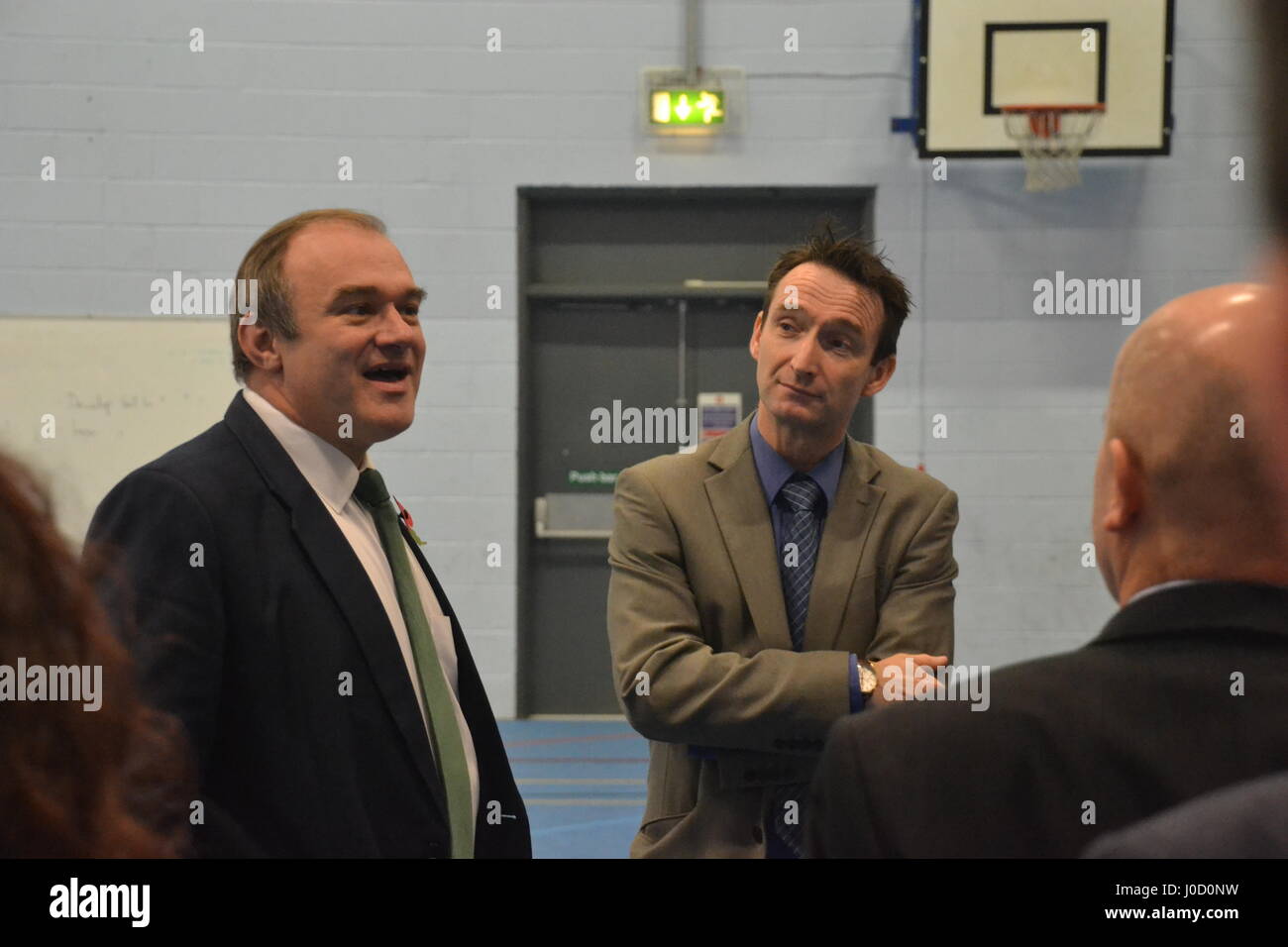 Ed Davey & John Leech visite d'un projet d'efficacité énergétique menés par les étudiants de Parrs Wood High School, Didsbury, Manchester. Banque D'Images