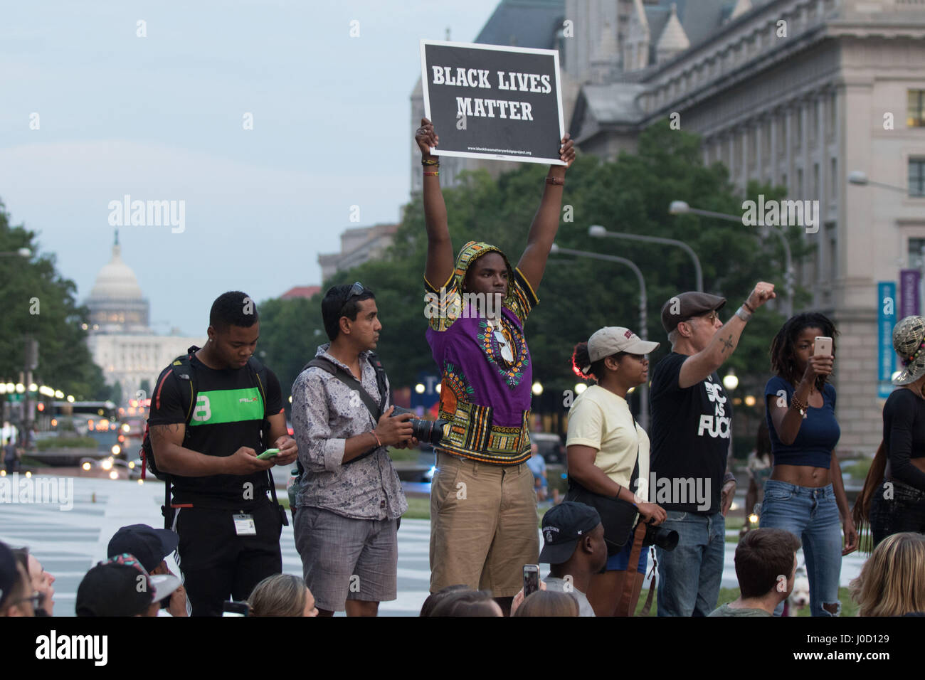 Washington, District de Columbia, Etats-Unis. 7 juillet, 2016. Une question Black vit au cours d'un manifestant de mars à la Maison Blanche le Capitole à la suite d'une manifestation contre la brutalité policière qui s'est tenue à Lafayette Park au nord de la Maison Blanche le Jeudi, 7 juillet 2016. Le rassemblement a dégénéré en une marche de la Maison Blanche pour le Capitole. Crédit : Alex Edelman/ZUMA/Alamy Fil Live News Banque D'Images