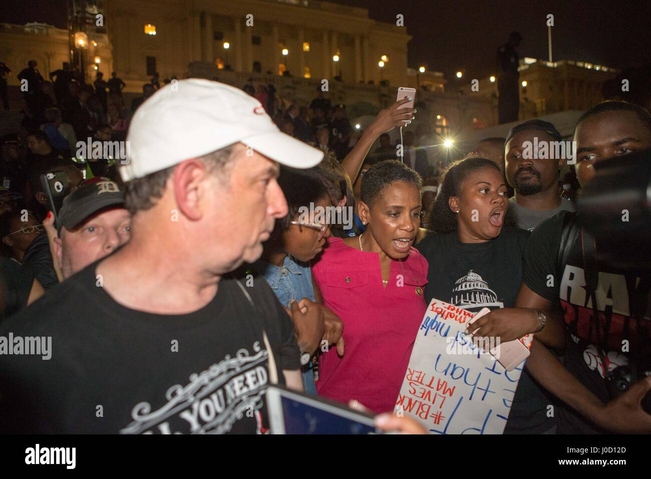 Washington, District de Columbia, Etats-Unis. 7 juillet, 2016. Rempl. DONNA EDWARDS se joint aux manifestants sur les étapes de la capitale américaine à la suite d'une manifestation contre la brutalité policière qui a commencé à la Maison Blanche le Jeudi, 7 juillet 2016. Les manifestants ont défilé vers le bas Constitution Ave. et envahirent la capitale américaine une barricade de la police. Les manifestants ont été atteints par les membres de la Congressional Black Caucus qui venait tout juste de finir de votes pour la nuit. Crédit : Alex Edelman/ZUMA/Alamy Fil Live News Banque D'Images