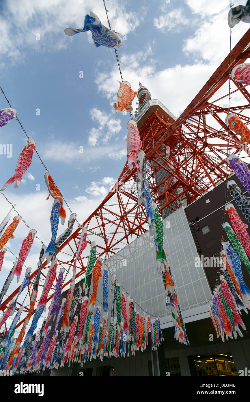 Tokyo, Japon. 12 avril, 2017. 333 manches à air en forme de carpe Koinobori sur l'affichage à l'extérieur de la Tour de Tokyo le 12 avril 2017, Tokyo, Japon. Cette année, la Tour de Tokyo est la célébration de la Journée de l'enfance, qui tombe le 5 mai, avec un affichage de centaines de Koinobori colorés. La carpe sont être suffisamment forte et énergique dans la nature et le banderoles Koinobori sont traditionnellement affichée par les familles avec les garçons. L'événement se poursuivra jusqu'au 7 mai. Credit : Rodrigo Reyes Marin/AFLO/Alamy Live News Banque D'Images