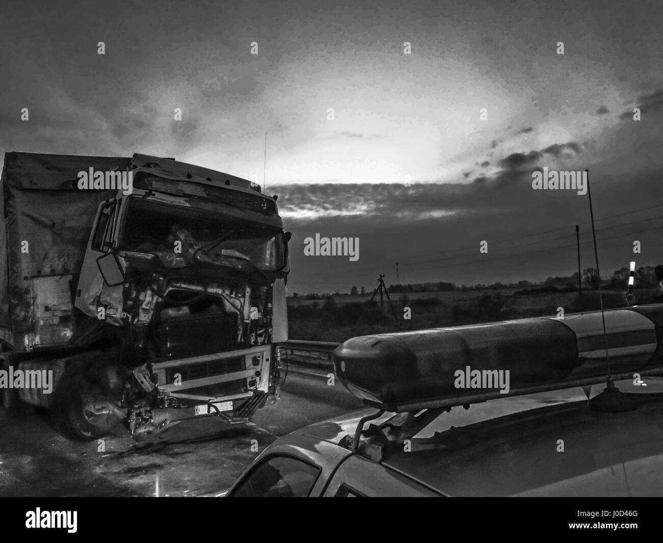 26 mars 2017 - voiture polis en choisissant un camion blessé lors d'un accident Crédit : Igor Golovniov/ZUMA/Alamy Fil Live News Banque D'Images