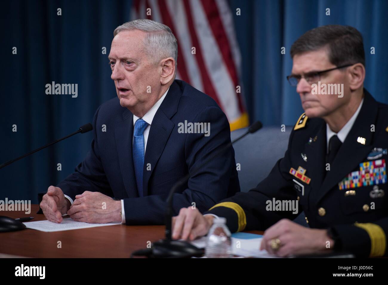 Arlington, États-Unis. Apr 11, 2017. Le secrétaire américain à la défense, Jim Mattis, gauche, et le général Joseph Votel, commandant du Commandement central des États-Unis, la presse au Pentagone le 11 avril 2017 à Arlington, en Virginie. Mattis dit la priorité absolue en Syrie demeure la lutte contre l'Etat islamique, mais il a clairement indiqué l'utilisation d'armes chimiques ne serait pas tolérée et pourrait justifier des actions militaires supplémentaires. Credit : Planetpix/Alamy Live News Banque D'Images