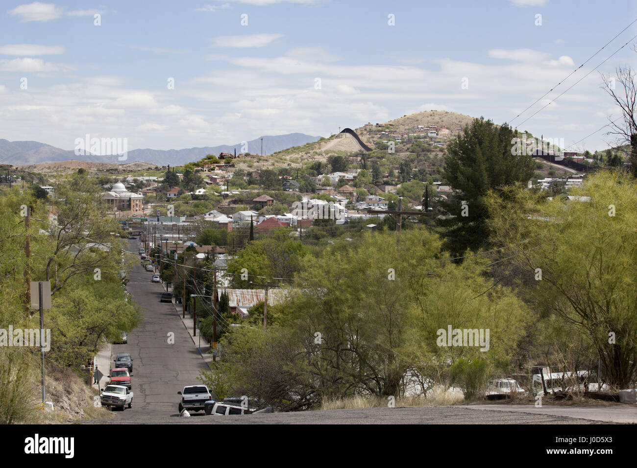 Nogales, Arizona, USA. 1er avril 2017. USA, Arizona, Nogales. La frontière entre le Mexique et les États-Unis s'étend de l'océan Pacifique jusqu'au golfe du Mexique et a une longueur de 3326 kilomètres. Chaque année, 350 millions de personnes passent la frontière (légalement). Nogales est une ville sur la frontière US/Mexique 75 miles au sud de Tucson. C'est l'un des postes frontaliers les plus achalandés. Chaque jour, les Mexicains traversent la frontière pour rendre visite à des parents et amis vivant des deux côtés de la frontière. Photo : à la frontière avec le Mexique est un mur pour empêcher l'entrée des immigrants. (Crédit Image : © Paulien Van Banque D'Images