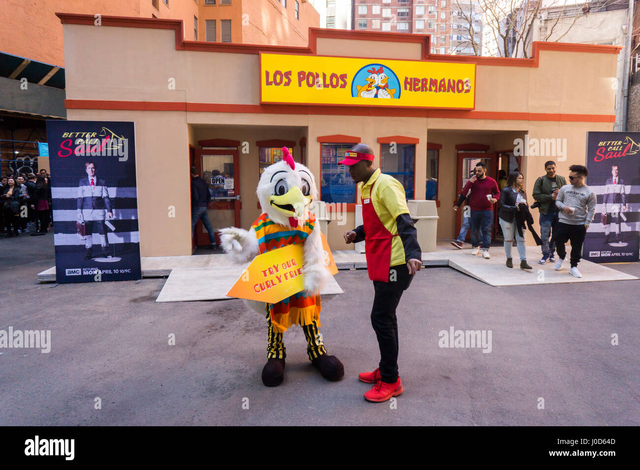 Une fenêtre pop-up de la célèbre Los Polos Hermanos chicken restaurant fast food apparaît dans un parking de Manhattan à New York le dimanche 9 avril, 2017. Le restaurant fictif fait partie de l'intrigue de "mieux appeler Saul' (parent et son programme "Breaking Bad") sur le réseau AMC. Servir gratuitement à ses fans curly fries qui ont attendu plusieurs heures pour entrer, les deux jours de l'événement de marque dernier jour est le lundi 10 avril, 2017. "Mieux vaut appeler Saul' lance sa nouvelle saison le 10 avril. (© Richard B. Levine) Banque D'Images