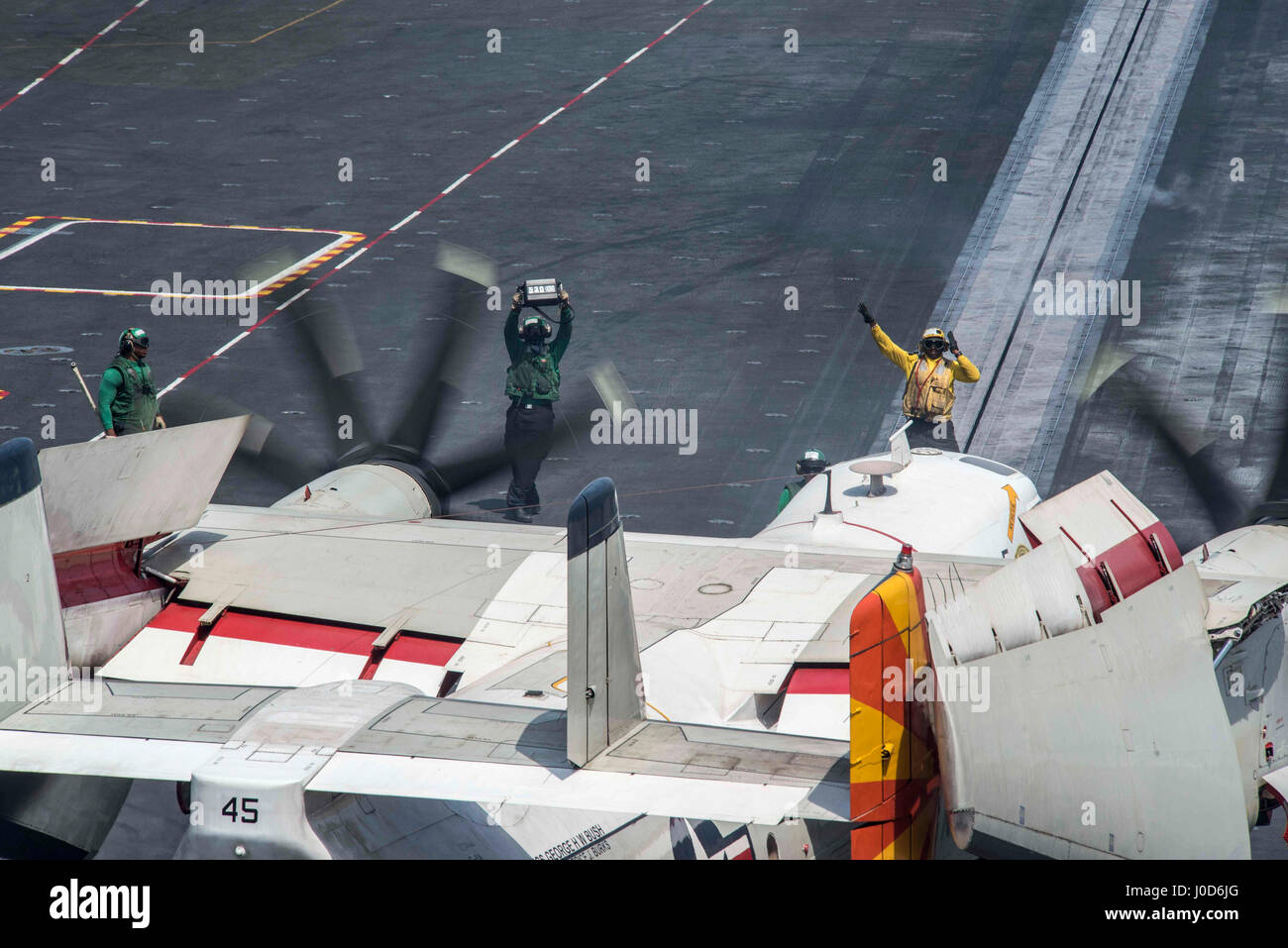 Les marins de la Marine américaine d'ordonner un C-2A Greyhound cargo) attaché à la "Rawhides" de l'Escadron de soutien logistique de la flotte 40 dans le poste de pilotage de la classe Nimitz porte-avions USS George H. W. Bush le 9 avril 2017, dans le golfe Arabo-Persique. Le porte-avions est déployé en opération contre la volonté inhérente de l'État islamique en Irak et en Syrie. Banque D'Images