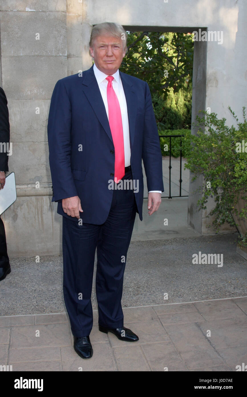 24 juillet 2010 - Los Angeles, CA, USA - LOS ANGELES - jan 24 : Donald Trump arrive à la 12e édition annuelle de la Fondation HollyRod DesignCare BurkleÃ•Ron à Green Acres Estate sur s24 juillet 2010 à Los Angeles, CA (crédit Image : © Kathy Hutchins/via Zuma Zuma via fil Wire) Banque D'Images